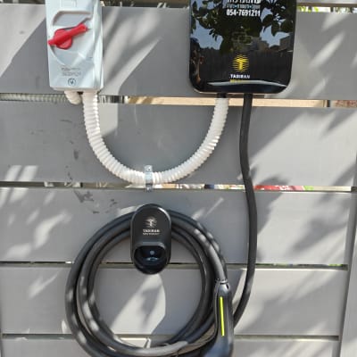 עמדת טעינה לרכב חשמלי עם כבל ומתג