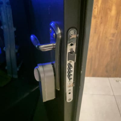 מנעול דלת עם ידית וכפתורים