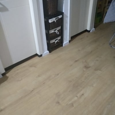 רצפת פרקט עץ בהירה בחדר פנימי