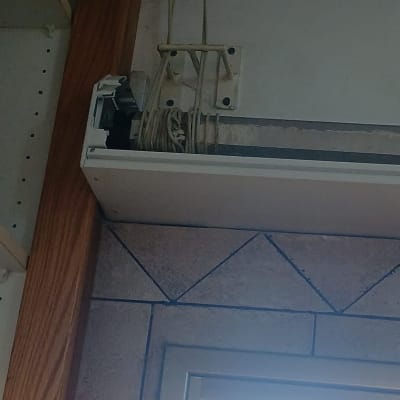 מנגנון תריס ליד חלון וקיר