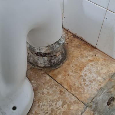 צינור ביוב לבן עם חיבור לרצפה