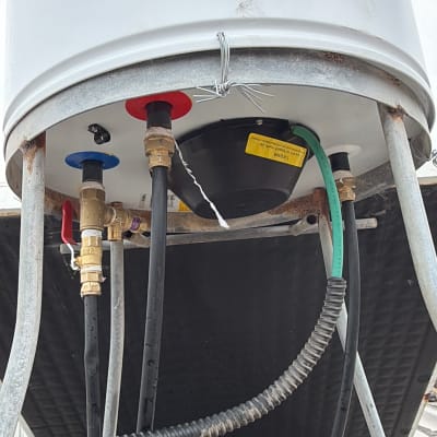 חלק תחתון של דוד שמש עם צינורות וחיבורים