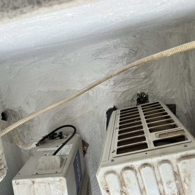 יחידת מיזוג אוויר עם צינורות ואיטום קירות