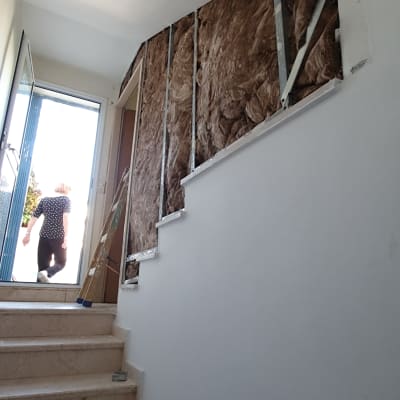 קיר גבס עם בידוד חשוף במדרגות