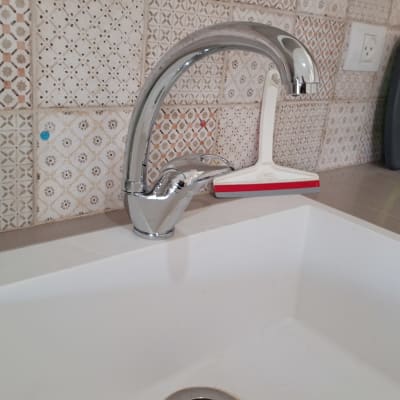 ברז כיור עם חומרי ניקוי במטבח