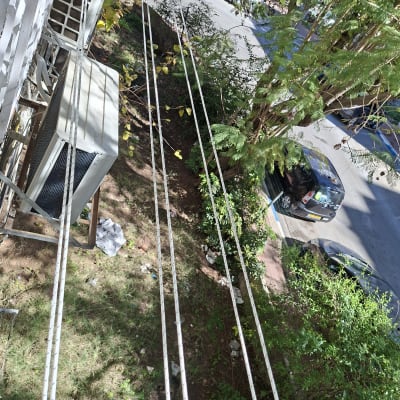 מזגנים מותקנים על קיר חיצוני עם חוטים מתוחים