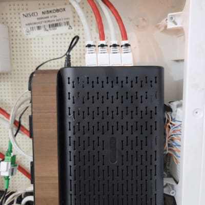 נתב שחור עם כבלים אדומים ולבנים מחוברים