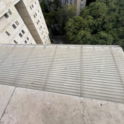 נוף של בניין ועצים מלמעלה