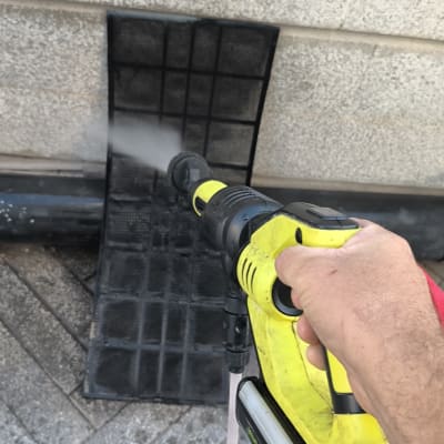 ניקוי פילטר של מזגן באמצעות מתיז מים בלחץ