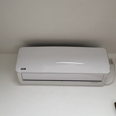 מזגן מותקן על קיר לבן