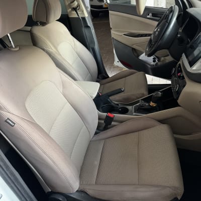 מושבי רכב נקיים לאחר ניקוי יסודי