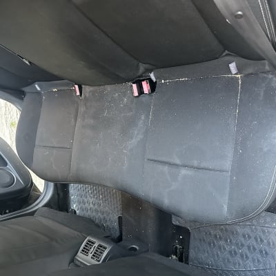מושב אחורי של רכב עם לכלוך קל על הריפוד