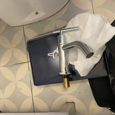 ברז כרום חדש על קופסה כחולה