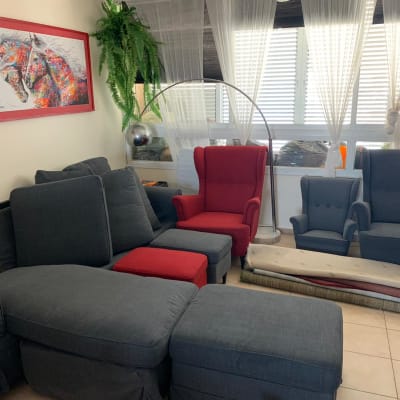 ספות וכורסאות בצבעים שונים בחדר מואר