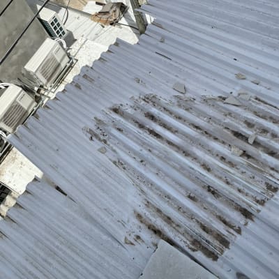 גג פח גלי עם לכלוך ושברים