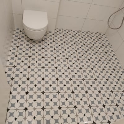 ריצוף חדש בשירותים עם אריחים מעוצבים