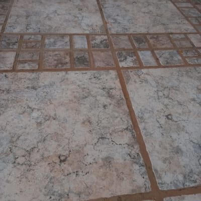 רצפת אריחים עם לכלוך וכתמים