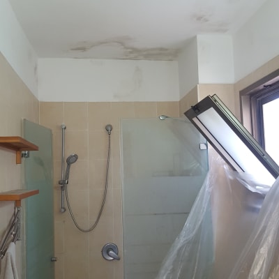 תקרה עם כתמי רטיבות, יריעות פלסטיק מכסות חלק מהקיר