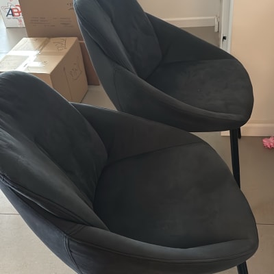 שני כיסאות שחורים וארגזים בחדר
