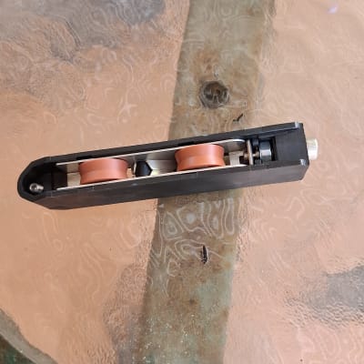 רכיב מתכת עם גלגלים לשימוש בתריסים