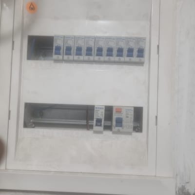 לוח חשמל עם מפסקים ומתגים חשמליים