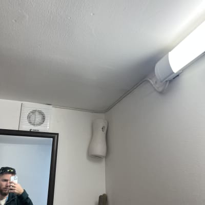 מראה עם אדם, מאוורר ותאורה בחדר