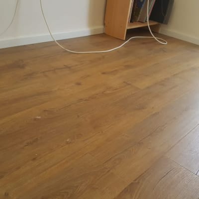 רצפת פרקט עץ חום בחדר עם רהיטים