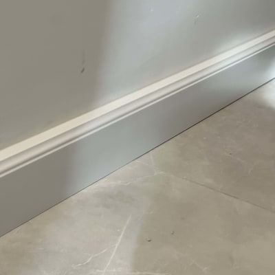 רצפת פרקט ליד קיר עם פנל לבן