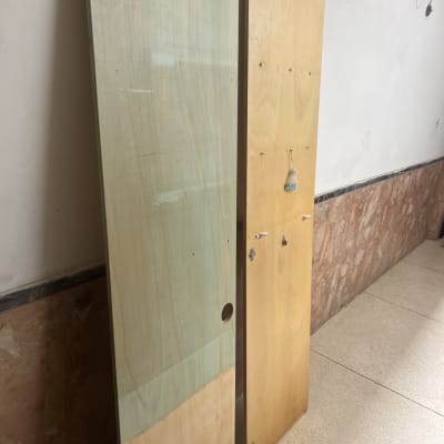 שתי דלתות עץ עומדות במסדרון