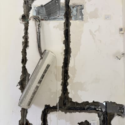 קיר עם צינורות חשופים ותשתית אינסטלציה