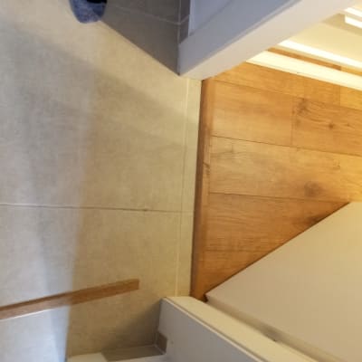 חיבור בין פרקט עץ לרצפת אריחים