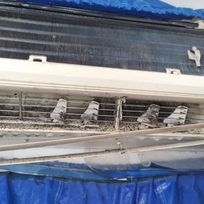 מזגן מלוכלך עם לכלוך על התריסים והפילטרים