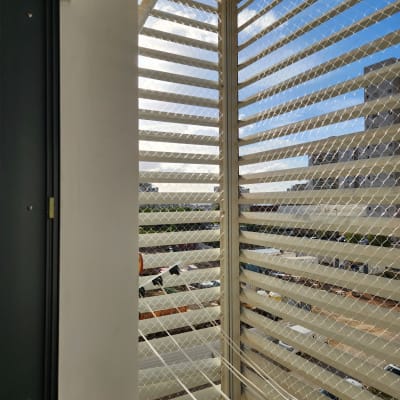 התקנת רשת נגד יונים במסתור כביסה בבניין מגורים