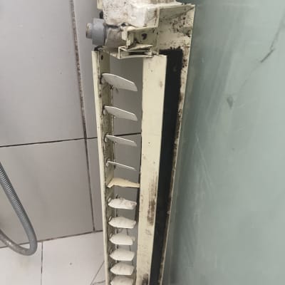 חלק פנימי של מזגן עם להבים מלוכלכים