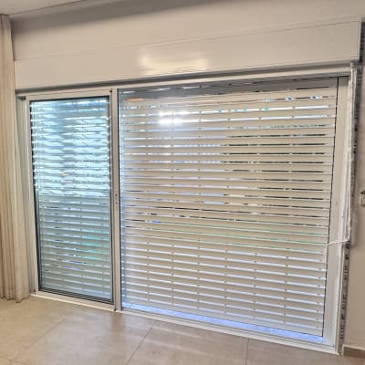 התקנת ויטרינת אלומיניום עם חלון הזזה ותריס גלילה חשמלי