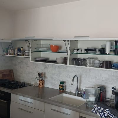 מטבח עם ארונות פתוחים, כיור וברז