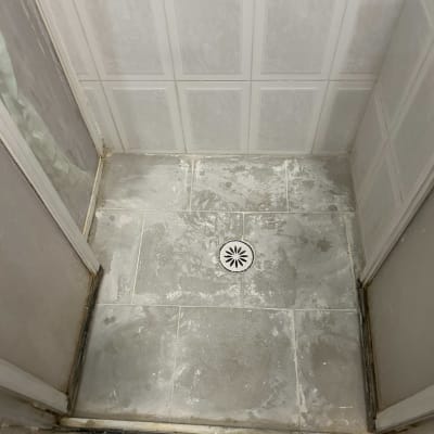 רצפת מקלחת עם רובה חדשה וניקוז עגול