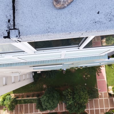 נעל עבודה על גג עם זפת ותפרים