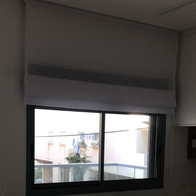 חלון עם תריס גלילה סגור