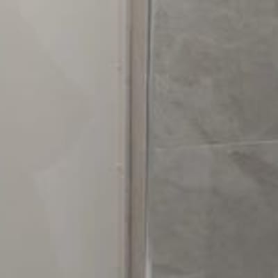 אריחי קרמיקה על קיר בשיפוץ חדר אמבטיה