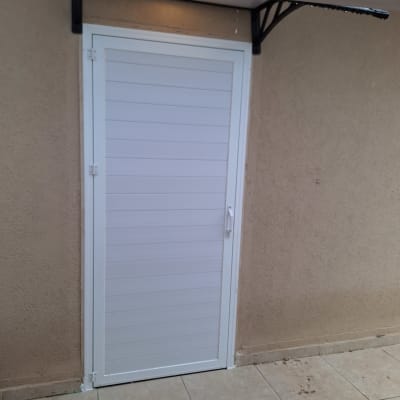 דלת אלומיניום לבנה עם ידית בצד ימין