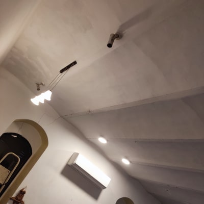 תאורה בתקרה עם גופי תאורה ומזגן קיר