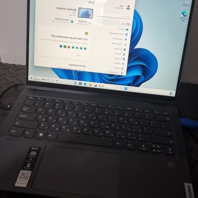 מחשב נייד לנובו עם מסך פתוח על שולחן