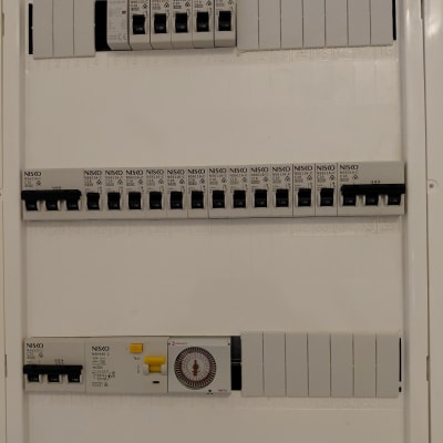 לוח חשמל עם מפסקים ומתגים