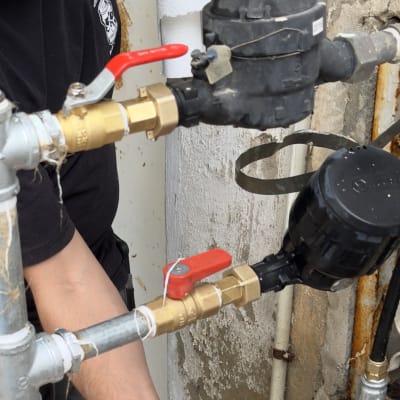 ברזים אדומים וצינורות מתכת בעבודת אינסטלציה