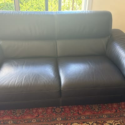 ספה מרופדת עור כהה עם כריות ישיבה