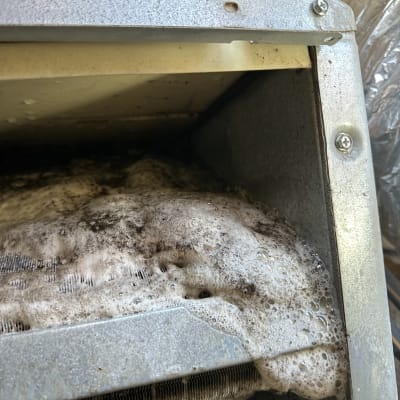 ניקוי מסנן מזגן עם קצף