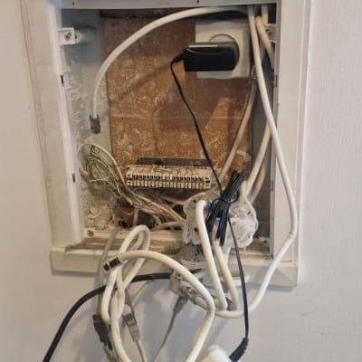 ארון תקשורת עם כבלים ומכשירים