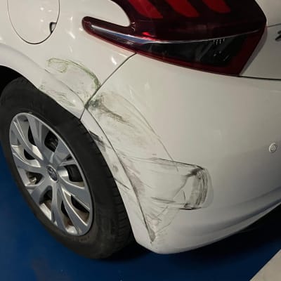 נזקי שריטה על פגוש אחורי של רכב לבן