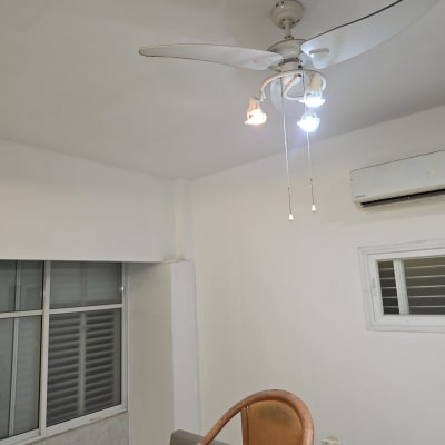 מאוורר תקרה בחדר עם קירות צבועים